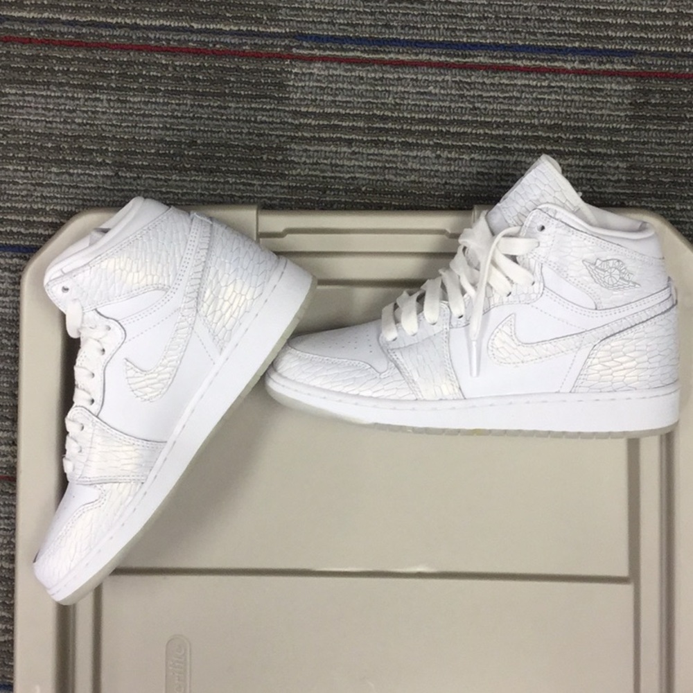 Beautiful white Nike Air JORDAN Never been worn
